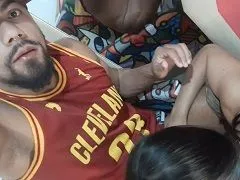 Grabó a la morena haciéndole una mamada