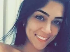 Morena gatuna y muy traviesa grabó un vídeo casero masturbándose y exhibiéndose desnuda en el baño pero cayó en la red
