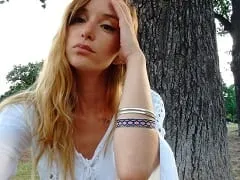 Espectacular rubia delgada que es actriz independiente, chupada y penetrada con los dedos antes de follar a cuatro patas y ser follada en la cara