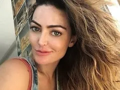 Actriz y modelo graba un video mostrando sus grandes pechos con un nuevo piercing