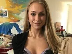 Rubia caliente y muy traviesa Lisa se desnuda jugando con sus perros y penetra la polla de su novio por el costado