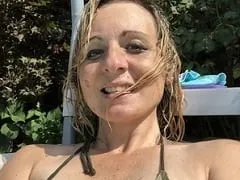 La zorra de Luna se pone a cuatro patas abriendo el culo para que su marido le meta la polla mientras graba sexo anal