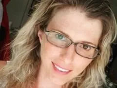 La deliciosa profesora Fue al motel con su estudiante universitario y se la chupó al chico mientras grababa un vídeo