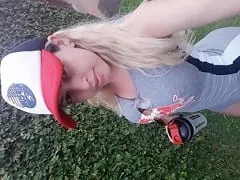 Espectacular rubia de la capital paulista que es estrella porno y GP de lujo le pidió a su amiga que grabara un vídeo exhibiéndose desnuda en una playa de Santos – SP