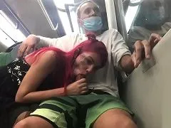 Chica joven en el metro chupando la polla de su novio