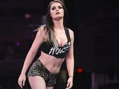Profesional actualmente en la WWE, ha navegado por la red en otro vídeo desnuda masturbándose acaloradamente