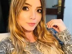 Ninfeta de enormes pechos y cara de princesa exhibiéndose desnuda y masturbándose con un vibrador gimiendo de placer