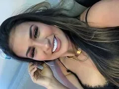 Esta deliciosa morena de Bahía estaba tumbada en la cama con sus grandes tetas