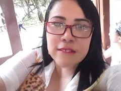 Le cogió el culo al cliente mientras le enseñaba una vieja película suya que le regaló al tipo