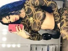 Se pone un vestido transparente enseñando pecho y bragas