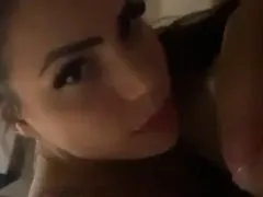 Traviesa chica tatuada dando una mamada húmeda