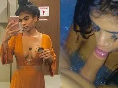 La joven chupando en la bañera