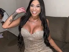 La perfecta morena presumiendo de tetas en Instagram en directo y revolcándose con estilo luciendo tanga