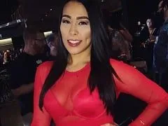 Una morena con un culo enorme, se sentó en la polla de su novio con estilo y grabó un vídeo casero