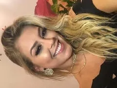 La deliciosa rubia que ya ha sido eliminada, saca pecho a través del espejo del dormitorio