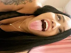Follando con su amiga mientras mama a su cornudo hombre
