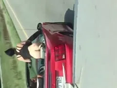 Un afortunado camionero se relajaba en la carretera cuando dos calientes lesbianas decidieron mostrar sus culos y pechos en un descapotable – Amateurs