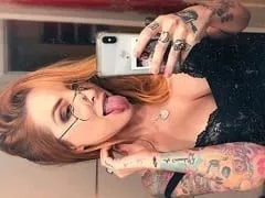 CamGirl que actualmente es Youtuber, apareció en un vídeo desnuda masturbándose el coño y enseñando sus grandes pechos.