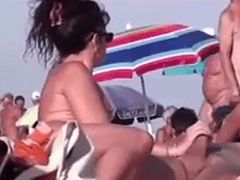 Corona caliente y traviesa follando en la playa nudista de Abricó en Barra da Tijuca – RJ