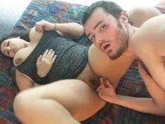 Deliciosa joven amateur Diana chupa la polla de su compañero con cara de traviesa y gime mientras le penetra la polla