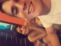 Flakael hizo que su amigo Bia le chupara la polla sentado en la ventana y grabó un vídeo de la acción oral
