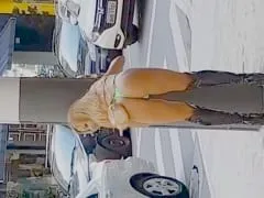 Una prostituta muy loca de fue acosada en la calle para que un pervertido la colgara en la red y le diera publicidad