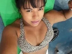 Bahiana más traviesa de todas, enseñando las tetas desnuda y chupándosela a su amigo
