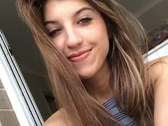 La youtuber de 23 años conocida como FrivolousFox que es la musa del ASMR (Sonidos que estimulan el cerebro y pueden provocarte orgasmos cerebrales), ha llegado a la red desnuda y aquí hemos publicado algunos de sus trabajos.
