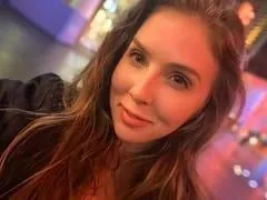 Deliciosa actriz rubia haciendo una follada caliente en la bañera con negro chupando y poniendose a cuatro patas
