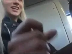 Hermosa rubia carioca le hace una paja a su novio en el autobús a São Paulo hasta que se corre
