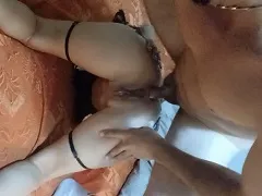 Caliente chica delgada todo encaramado para dar su delicioso culo