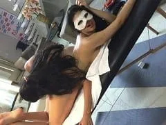 Espectaculares modelos que participan en el mayor reality show erótico de Brasil, Casa Hot, practican sexo lésbico con sexo oral.