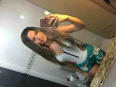 Nymphet caliente se masturba con su vibrador y gime de placer haciendo que los pervertidos se vuelven locos
