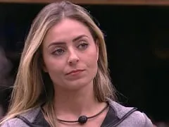 La abogada del que se vio envuelta en una polémica por racismo, enseñó los pechos y el coño en el programa