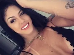 La caliente hace realidad el sueño de un joven fan y se lo folla tanto en el motel como a cuatro patas