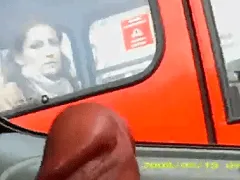 Un pervertido haciéndose una paja en el coche y una joven con la boca abierta en el autobús