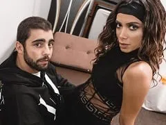 Deliciosa Famosa Cantante Se Puso Talentosa Rodando en Bikini Sensualizando su Enorme Trasero