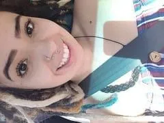 Una preciosa morena, chupó la polla de su novio y luego se puso a cuatro patas.