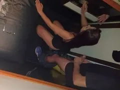 Traviesa pelirroja esposa chupando un extraño y follando un cornudo en el gloryhole