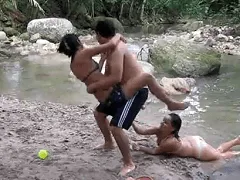 Fabiola y Paulinha fueron a la cascada, sus amigos las taladraron y se pillaron allí mismo.