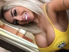 Rubia caballa modelo erótica y musa oficial del Botafogo, ha grabado un vídeo casero en el que muestra su cuerpo totalmente desnudo y sensual.