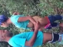 Se fue al medio del monte con tres amigos, y mientras ella chupaba y se la chupaban a cuatro patas, el otro lo filmaba