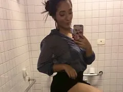 Lis, una espectacular morena de São Paulo, chupa con estilo y acaba haciendo que el tío se corra con su paja