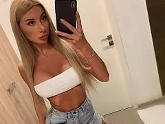 Maravillosa rubia tetona, chupó la polla de su hombre y luego se lo folló como una loca, dándole su culo y recibiendo su semen.