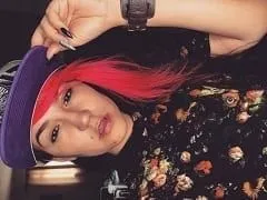 La tatuada demasiado deliciosa para el porno, chupó la polla de Frotinha con gusto y luego se lo folló hasta correrse.