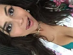 Preciosa y lujosa morena graba un video haciendo una mamada espectacular al cliente