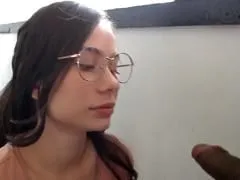 Ninfeta con Gafas Maravillosas Le Hace una Mamada Mojada a su Novio y Luego Le Hunde la Polla en el Balcón