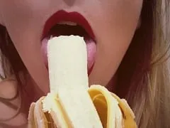 Nicolle, una nínfula caballa muy caliente que trabaja como médico de cabecera, muestra su maravilloso cuerpo en estos dos vídeos a un grupo de WhatsApp, pero acaba en la red.