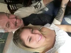 Nina Lins Rubia Porno Perfecta Chupó la Polla del Hombre Dotado en la Cabina Erótica y Liberó su Coño a Cuatro Patas