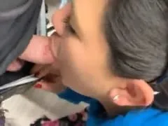En una tienda de ropa, la deliciosa ninfómana chupó la polla de su novio a escondidas y lo grabó en vídeo – Aficionados